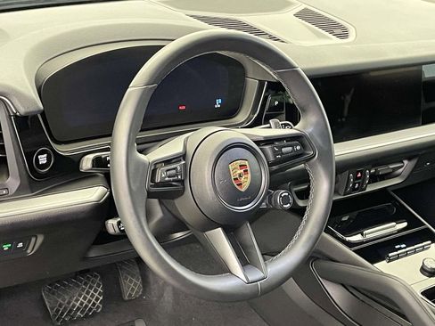 Used 2024 Porsche Cayenne image 4