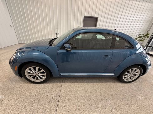 Used 2018 Volkswagen Beetle S image 4