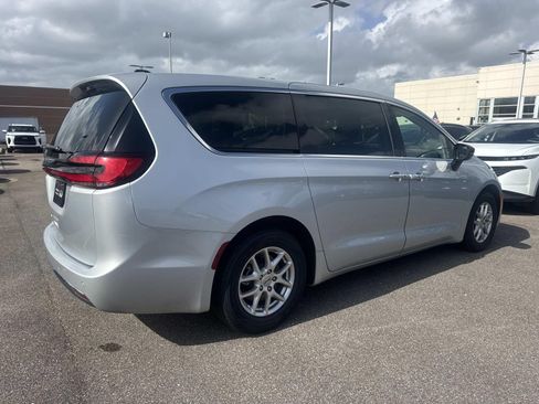 Used 2024 Chrysler Pacifica Touring-L FWD image 5