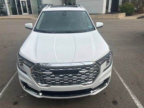 Used 2024 GMC Terrain Denali w/ Denali Premium Package AWD/4WD image 2