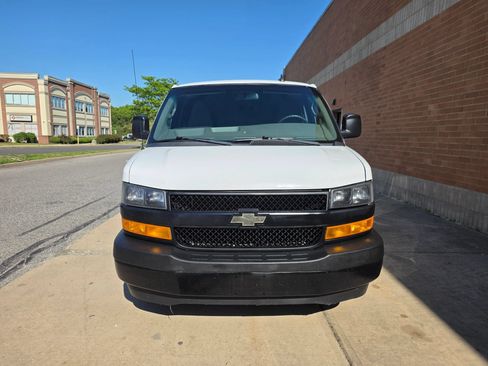 Used 2018 Chevrolet Express 2500 RWD image 2