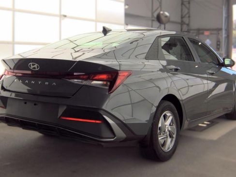Used 2026 Hyundai Elantra SE FWD image 5