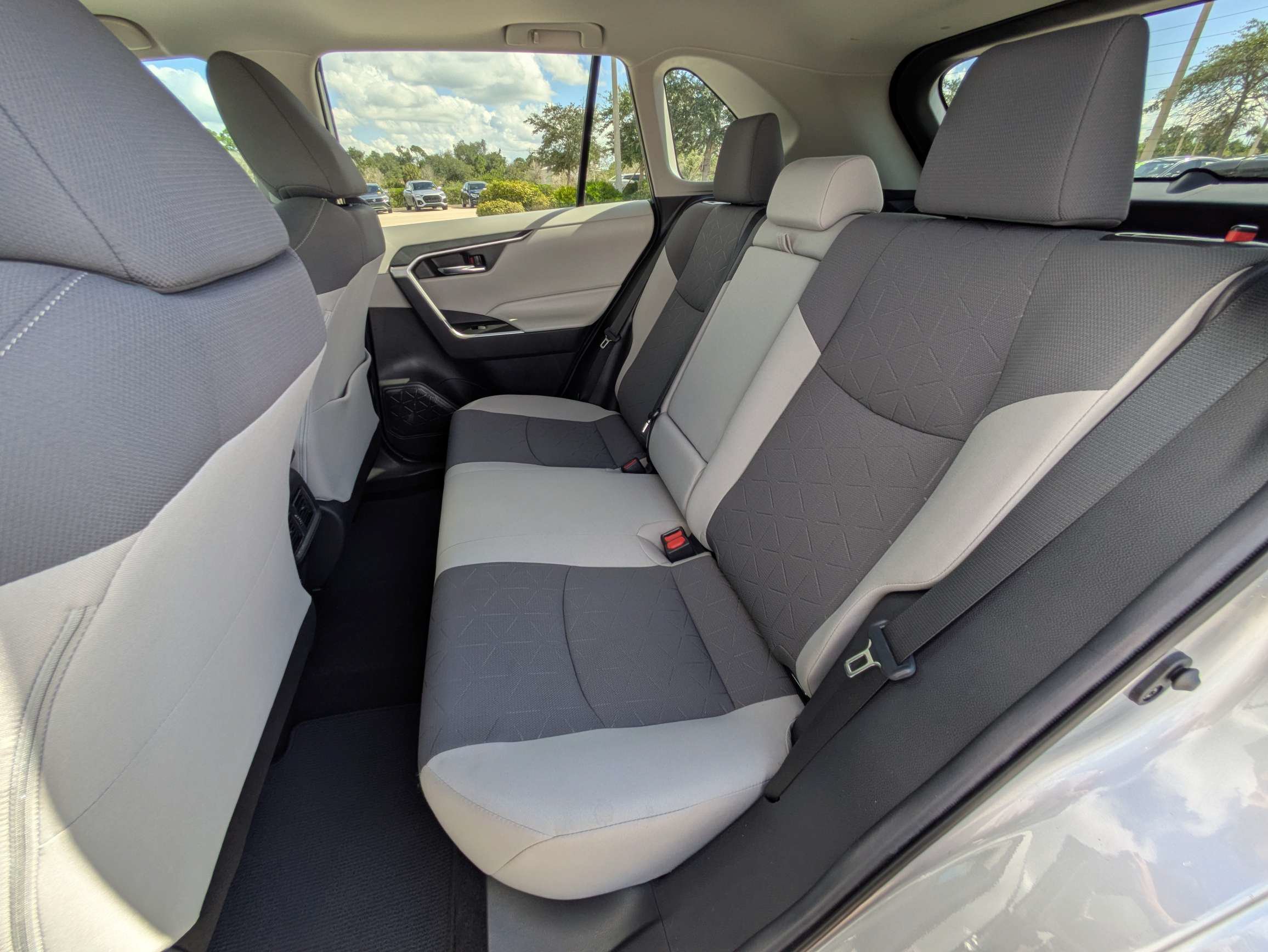 Used 2019 Toyota RAV4 XLE w/ Convenience Package FWD image 14