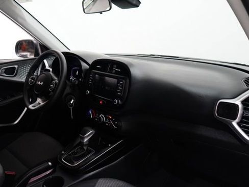 Used 2025 Kia Soul LX w/ LX Technology Package FWD image 17