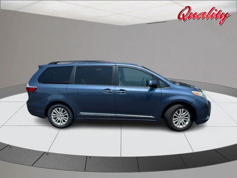 Used 2017 Toyota Sienna XLE Premium FWD image 2