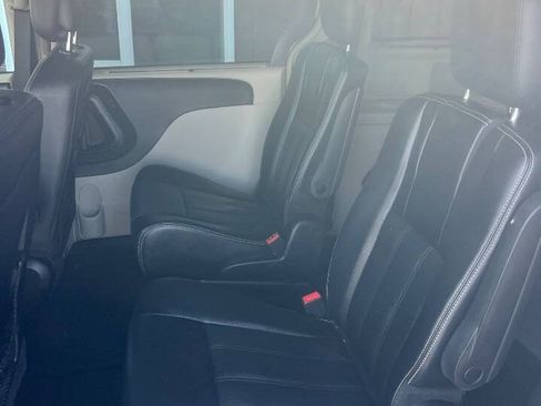 Used 2015 Chrysler Town & Country Touring FWD image 11