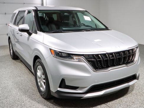 Used 2023 Kia Carnival LX image 5