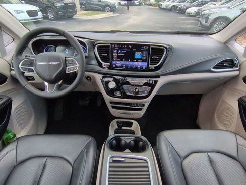 Certified 2024 Chrysler Pacifica Limited FWD image 18