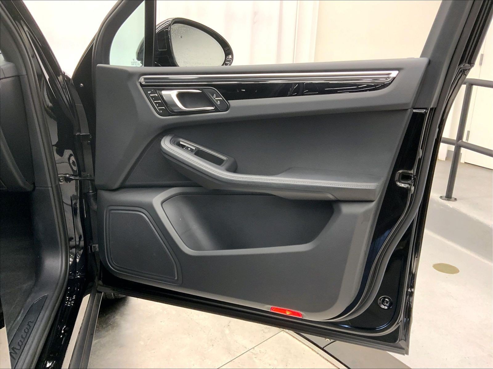 Certified 2023 Porsche Macan AWD/4WD image 29