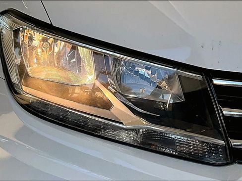 Used 2018 Volkswagen Tiguan SE w/ Panoramic Sunroof Package image 28