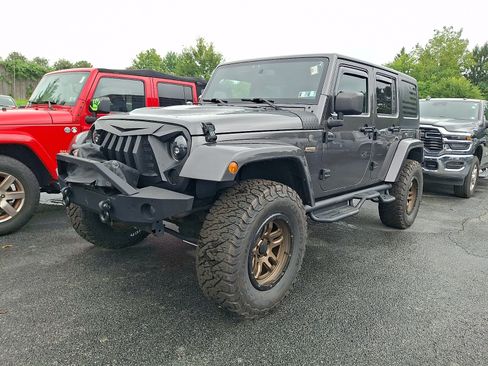 Used 2016 Jeep Wrangler Unlimited Sahara AWD/4WD image 3