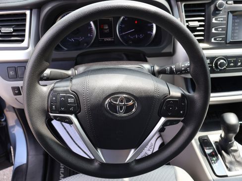 Used 2019 Toyota Highlander LE FWD image 35