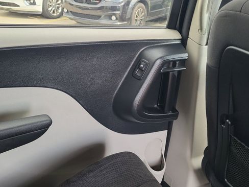 Used 2019 Dodge Grand Caravan SE w/ UConnect Hands-Free Group FWD image 14