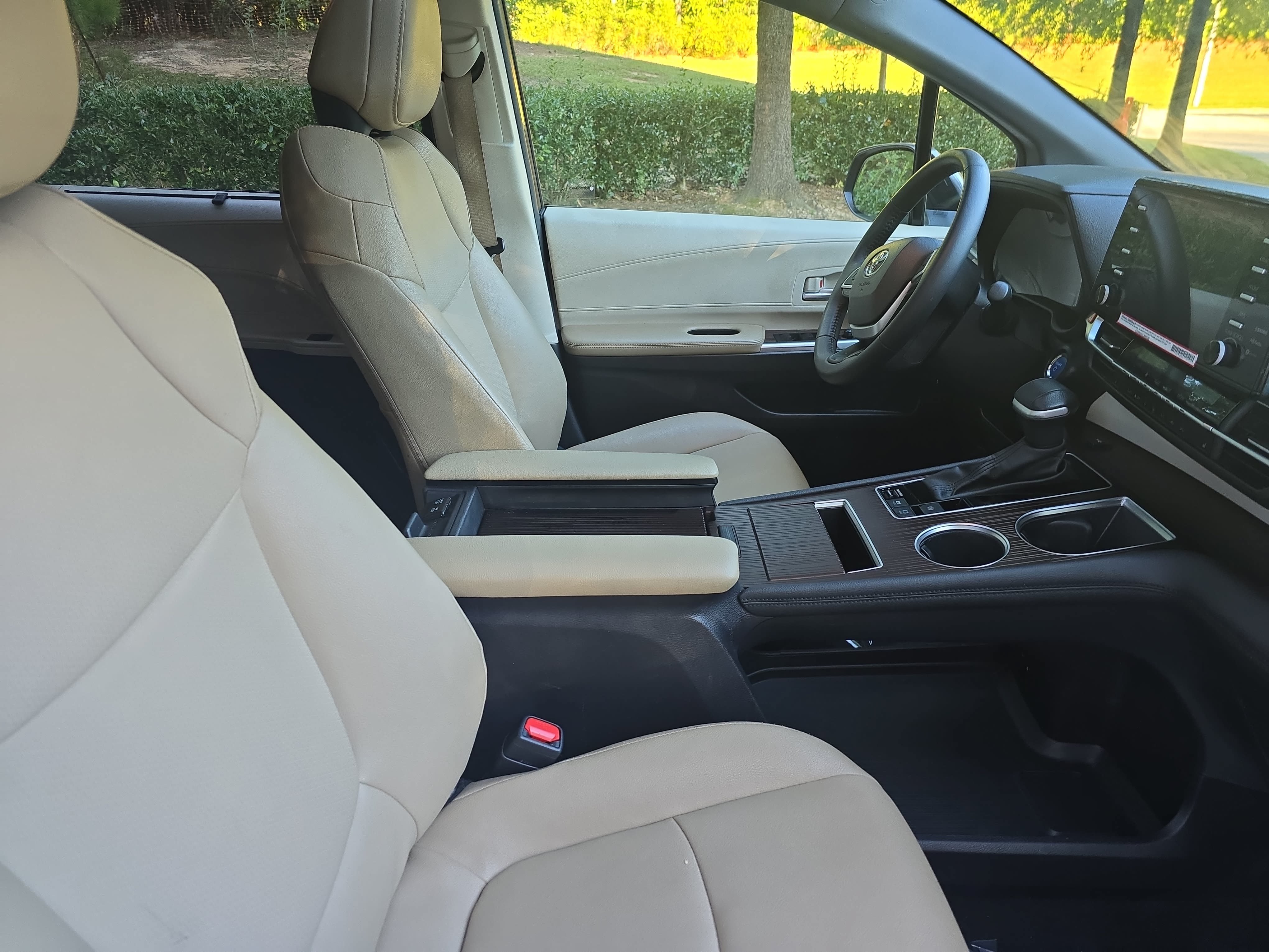 Used 2024 Toyota Sienna XLE FWD image 10