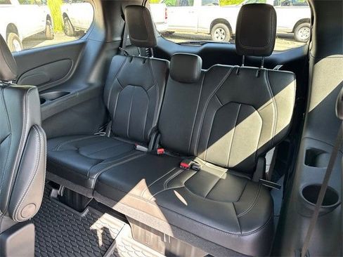 New 2025 Chrysler Pacifica Select image 12