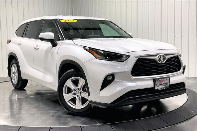 Used 2023 Toyota Highlander LE AWD/4WD image 3