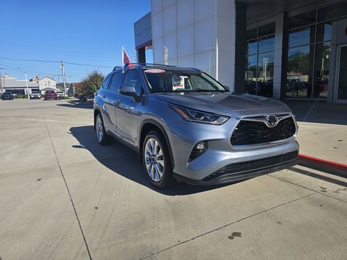 Certified 2021 Toyota Highlander Limited image 2