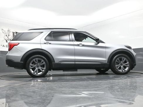 Used 2022 Ford Explorer XLT w/ Equipment Group 202A AWD/4WD image 56