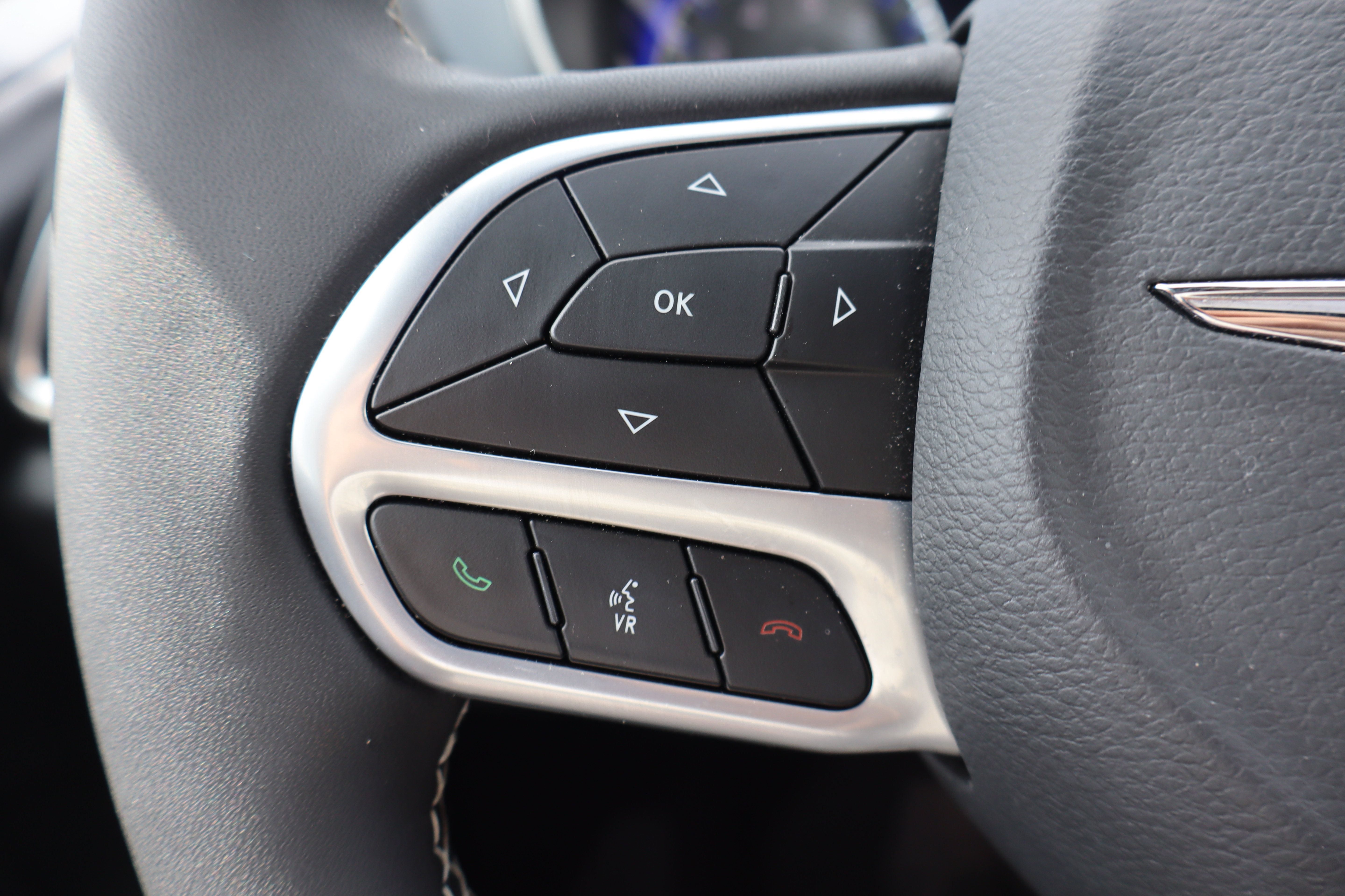 Used 2026 Chrysler Pacifica Limited FWD image 18