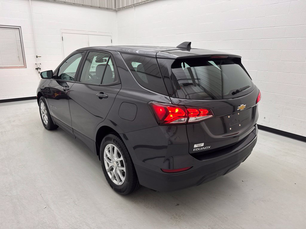 Used 2022 Chevrolet Equinox LS AWD/4WD image 4