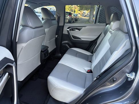 Used 2022 Toyota RAV4 XLE Premium image 28