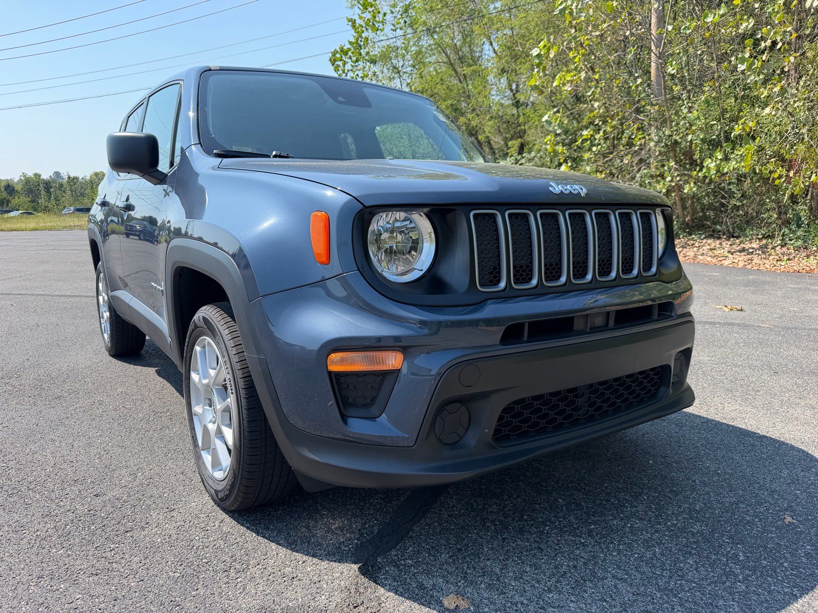 Used 2023 Jeep Renegade Latitude AWD/4WD image 2