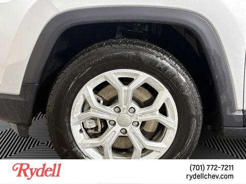 Used 2024 Jeep Compass Latitude image 9