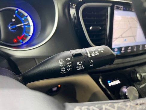 Used 2024 Chrysler Pacifica Select image 40
