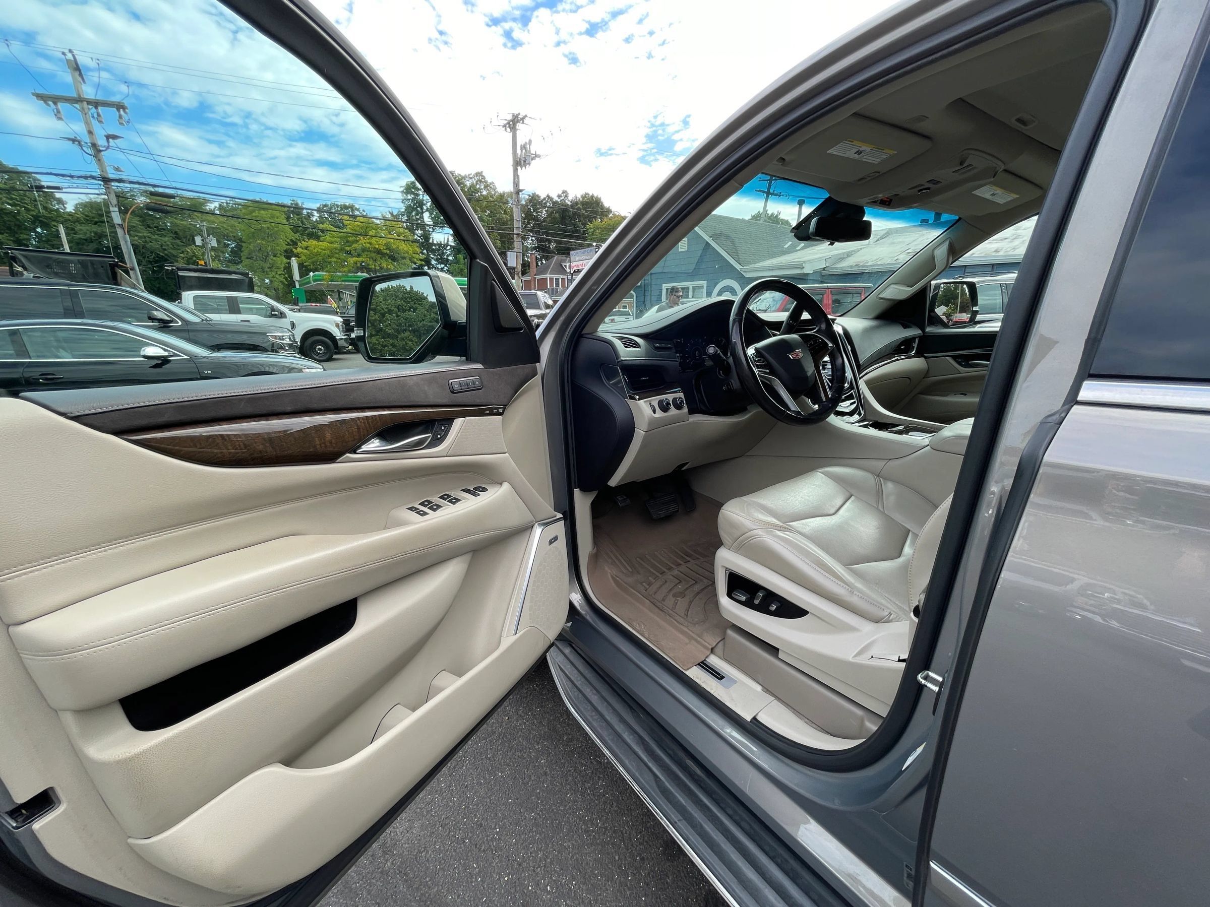 Used 2018 Cadillac Escalade ESV Luxury AWD/4WD image 8