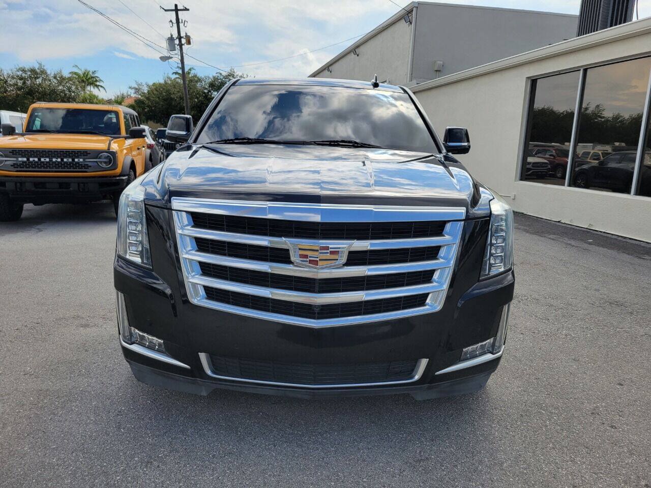 Used 2015 Cadillac Escalade Luxury RWD image 2