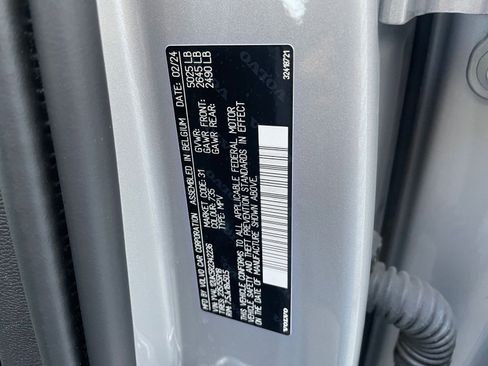 Used 2024 Volvo XC40 B5 Core image 32