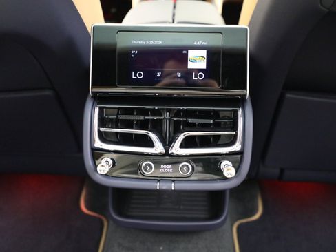 Certified 2024 Bentley Bentayga Extended Wheelbase image 40