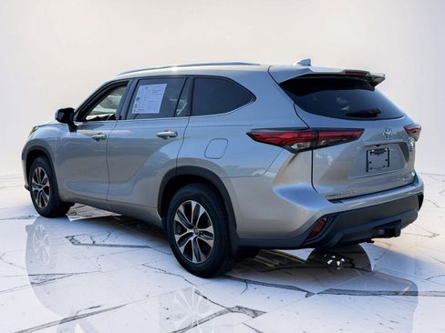Used 2020 Toyota Highlander XLE AWD/4WD image 4