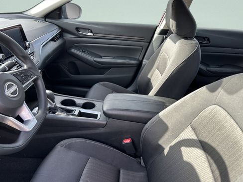 Used 2025 Nissan Altima 2.5 SV image 11