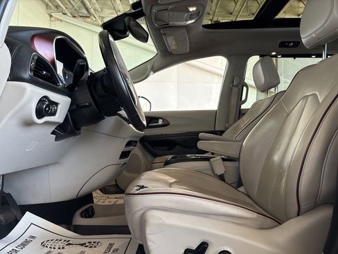Used 2019 Chrysler Pacifica Limited w/ Advanced Safetytec Group FWD image 10