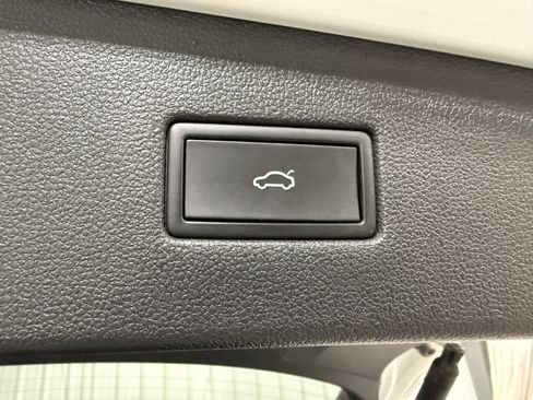 Used 2022 Volkswagen Tiguan SEL R-Line image 11