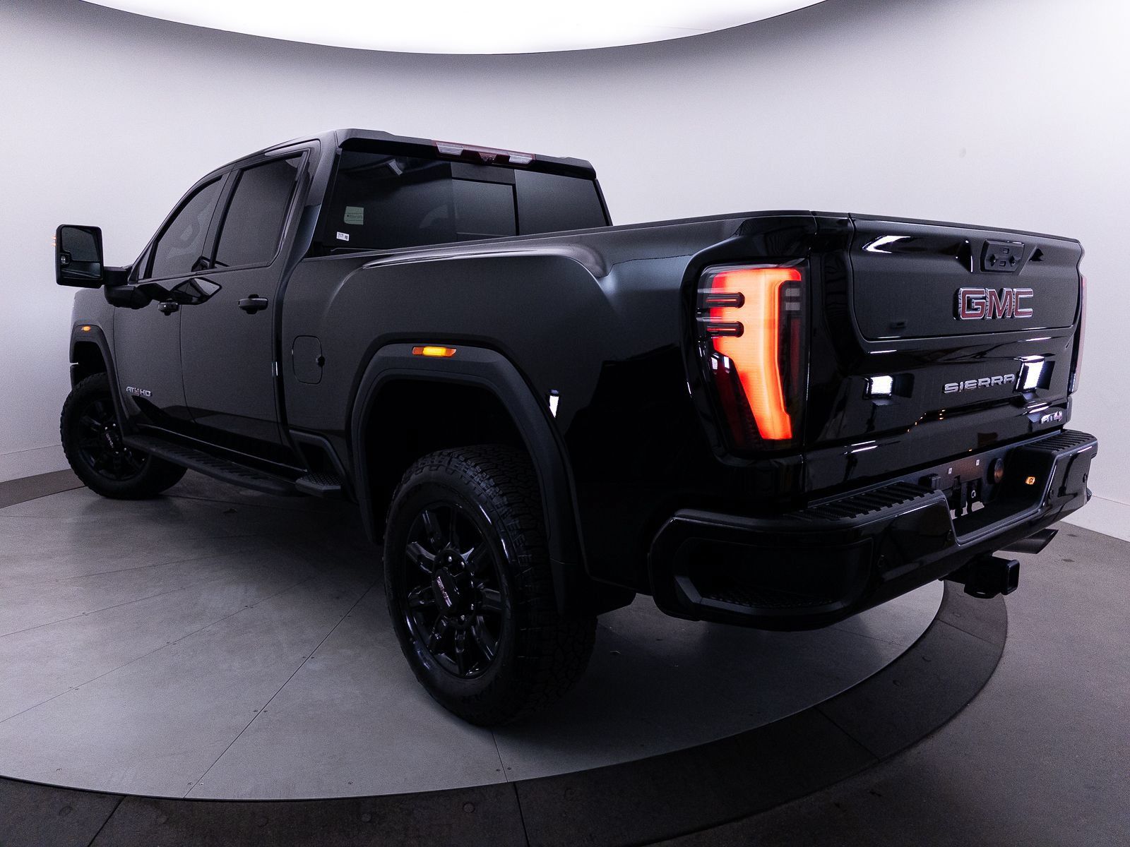 Used 2025 GMC Sierra 2500 AT4 w/ AT4 Premium Plus Package AWD/4WD image 4