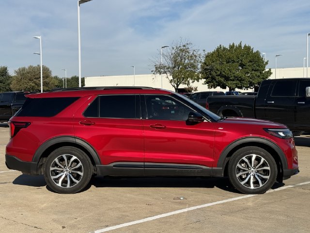 Used 2025 Ford Explorer ST-Line w/ Premium Package RWD image 3