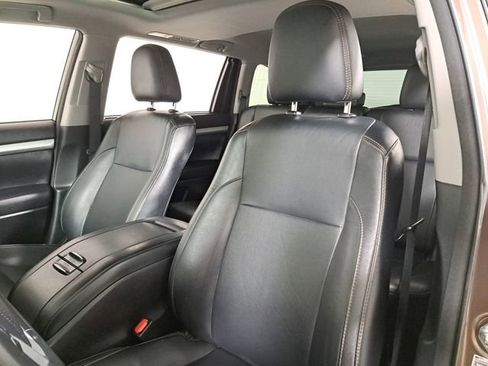 Used 2017 Toyota Highlander XLE w/ Carpet Mat Package image 21