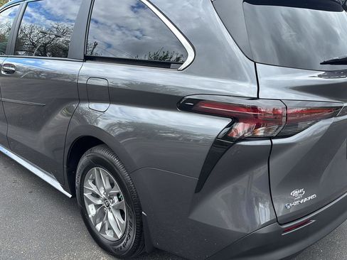 Used 2025 Toyota Sienna LE AWD/4WD image 23