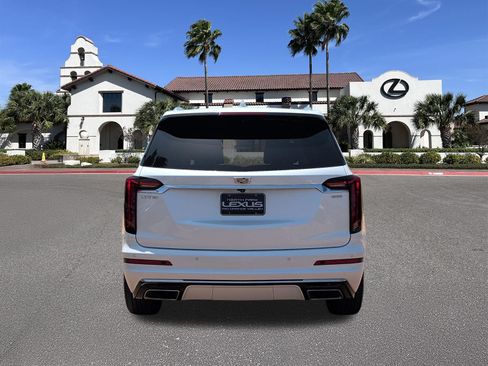 Used 2022 Cadillac XT6 Premium Luxury FWD image 3