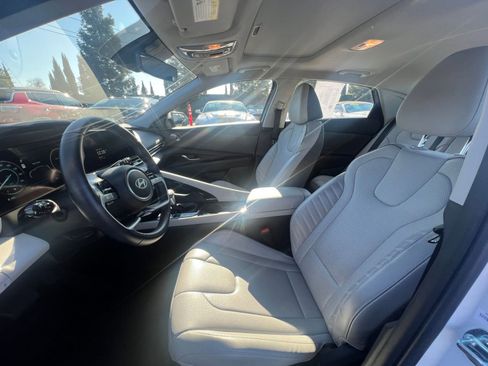 Used 2025 Hyundai Elantra Limited image 27