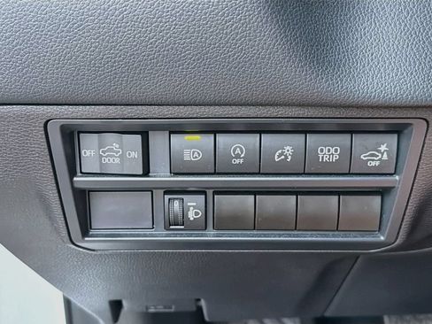 Used 2025 Toyota Tundra Limited AWD/4WD image 17