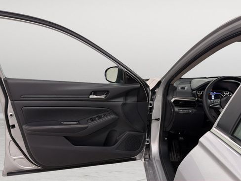 Used 2025 Nissan Altima 2.5 SV FWD image 14
