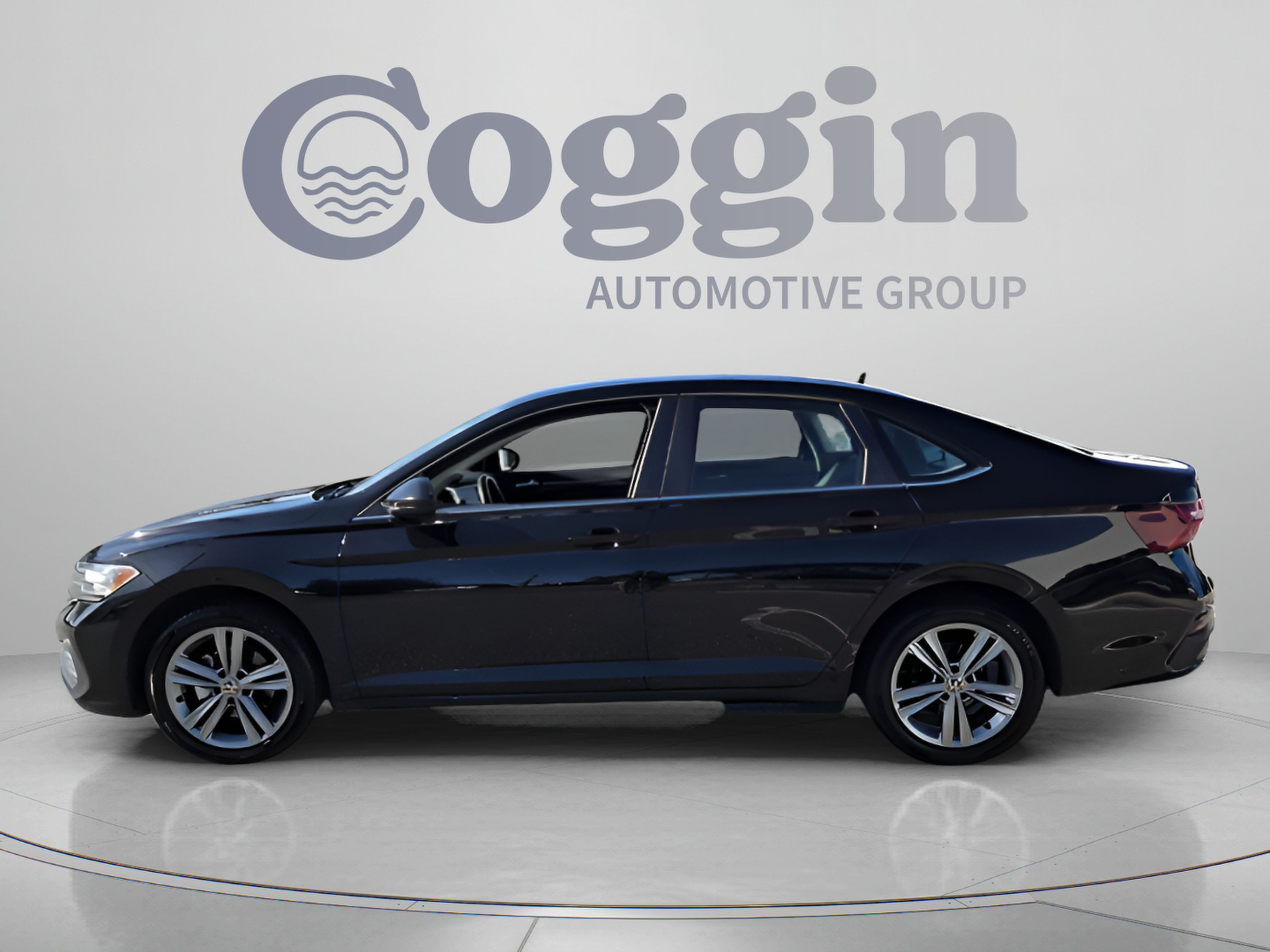 Used 2024 Volkswagen Jetta SE FWD image 2