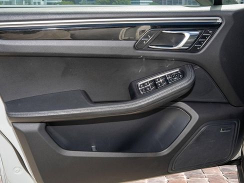 Used 2018 Porsche Macan Base image 10