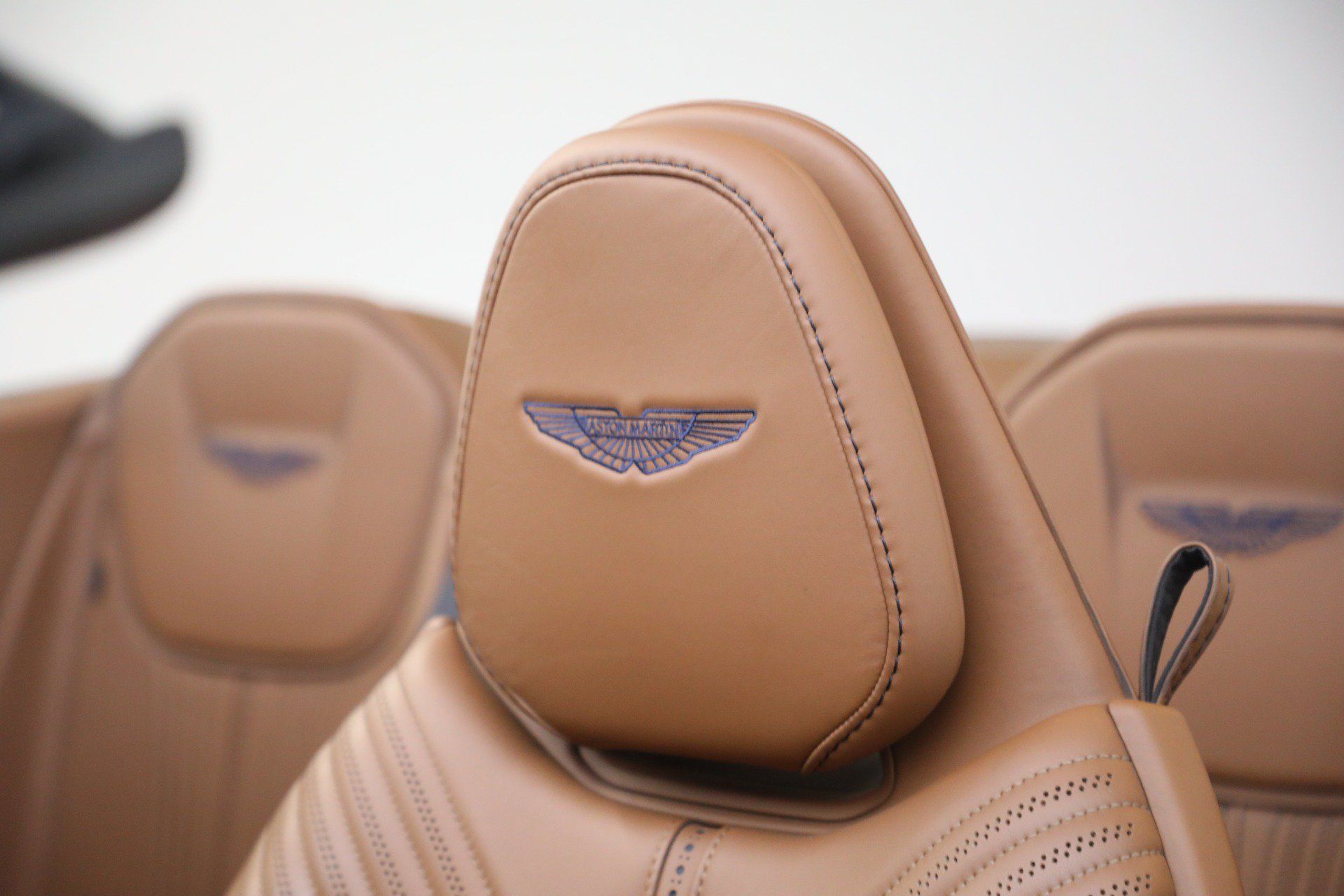 Used 2019 Aston Martin DB11 Volante RWD image 32