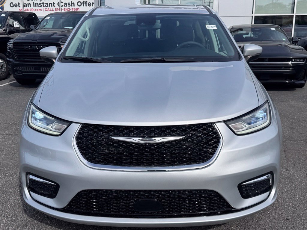 Used 2023 Chrysler Pacifica Touring-L FWD image 2