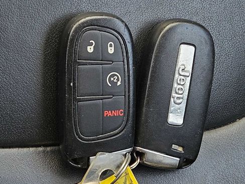 Used 2016 Jeep Cherokee Limited FWD image 23