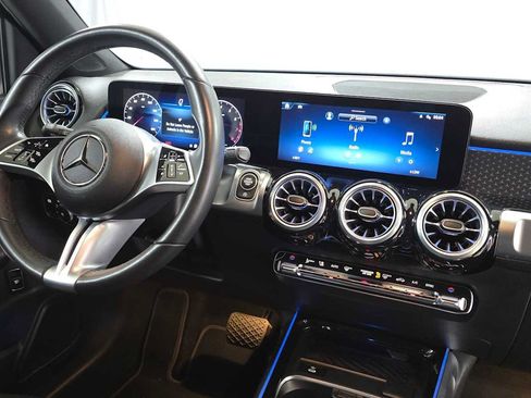 Used 2025 Mercedes-Benz GLB 250 4MATIC image 11